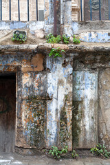 Detalle del deterioro de la estructura de un edificio en abandono.
