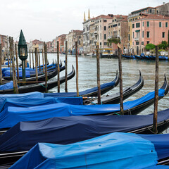 Gondoles de Venise bâchées