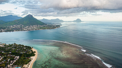 Luftaufnahme der traumhaften Küste von Mauritius mit Bucht, blauem Meer und tropischer Natur