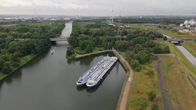 Zwei Tankschiffe auf dem Rhein Herne Kanal machen Pause an einem bew&ouml;lkten Tag im Sommer