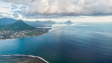 Luftaufnahme der traumhaften Küste von Mauritius mit Bucht, blauem Meer und tropischer Natur