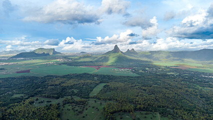 Luftaufnahme von Mauritius mit grüner Natur, Bergen und kleinen Dörfern