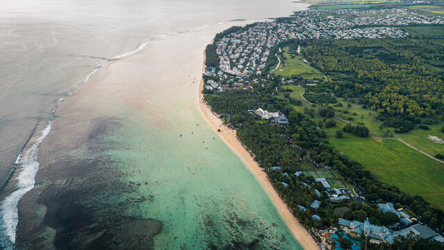 Luftaufnahme von Flic en Flac, Mauritius &ndash; Traumstrand am t&uuml;rkisblauen Meer