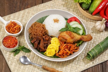 Nasi uduk is a dish made from diaroned white rice steamed with coconut milk, and seasoned with nutmeg, cinnamon, ginger, lemongrass leaves and pepper, which is popular in Betawi dishes