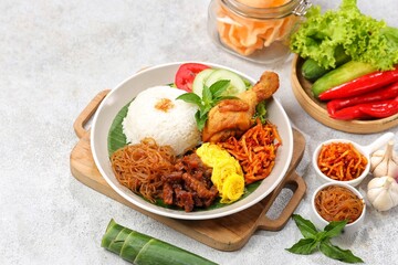 Nasi uduk is a dish made from diaroned white rice steamed with coconut milk, and seasoned with nutmeg, cinnamon, ginger, lemongrass leaves and pepper, which is popular in Betawi dishes