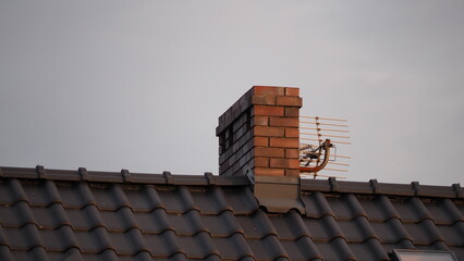 komin z antena, dachówki © ComBart