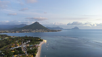Luftaufnahme der Küste von Mauritius mit blauem Wasser, grüner Natur und Städten im...