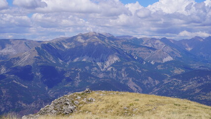 Paysage depuis les hauteurs du Dom de Barrot dans la région de la pélite rouge 4