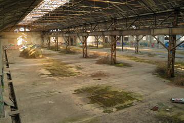 Verlassene Industriehalle mit natürlichem Lichteinfall und Verfallsspuren (Querformat)