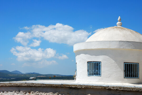 Edificio blanco circular en Safed, ciudad jud&iacute;a en el norte de Israel