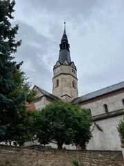 Fototapeta premium Ein Spaziergang in Sangerhausen im Mansfelder Land von der St. Jacobi Kirche zurr Kirche Sankt Ulrici / Ulrichkirche