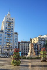 malaga, spanien - platz mit denkmal von manuel domingo larios