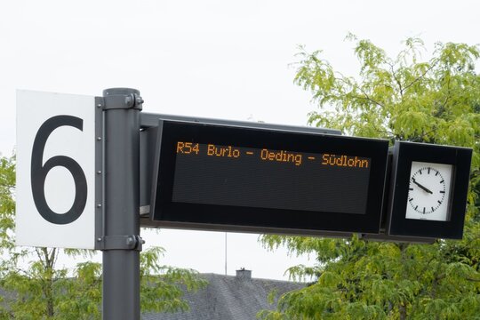 Display showing train r54 burlo-oeding-s&uuml;dlohn arriving at platform 6