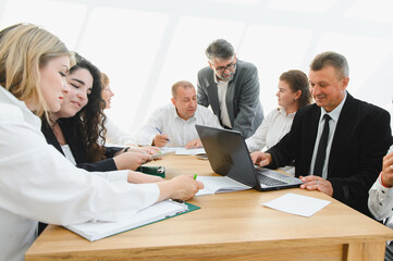 Obraz premium Business team collaborating on project during productive meeting