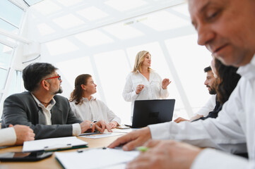 Obraz premium Business team meeting, female leader inspiring her colleagues