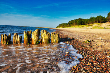 Piękny widok na brzeg morski z klifem - plaża Jarosławiec nad Bałtykiem. © Pol Badger