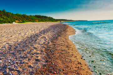 Piękny widok na brzeg morski z klifem - plaża Jarosławiec nad Bałtykiem. © Pol Badger