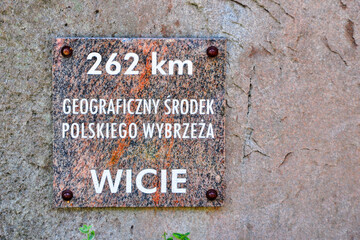 Publiczna tablica informacyjna - Wicie geograficzny środek polskiego wybrzeża. © Pol Badger