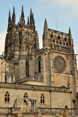 La façade au-dessus de la Porte Sacramentelle et la lanterne du dôme au-dessus de la croisée du transept de la cathédrale Sainte-Marie de Burgos