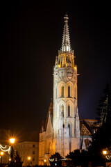 Obraz premium The tower of the Gothic Matthias Church illuminated at night in Budapest