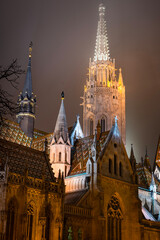 Obraz premium The Gothic Matthias Church building illuminated at night in Budapest