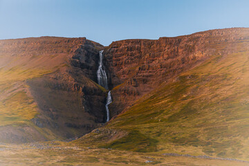 Vulkanische inspirierende  Landschaft in Island
Wasserfall