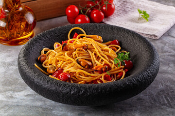 Spaghetti with mussels and tomato