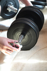 Weight training dumbbell with weight discs, one of which is marked as 2.5 kg.