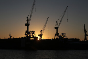 Obraz premium Hamburger Hafen bei Sonnenaufgang im Winter 
