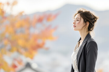 紅葉に包まれた古都散策のひととき