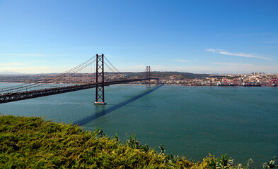 Obraz premium April 25th Bridge suspension bridge that crosses the Tagus River, connecting Lisbon with Almada, Portugal