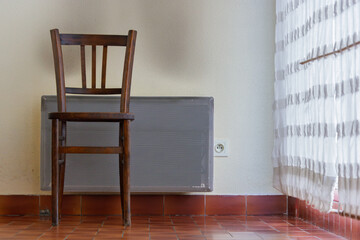 Chaise vide dans une salle d'attente triste