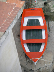 Barque rouge verte et blanche en Italie