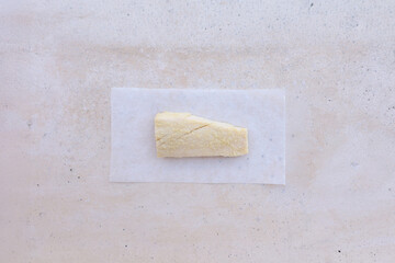 Porción de bonito en conserva sobre papel vegetal blanco y fondo claro. Imagen minimalista, limpia...