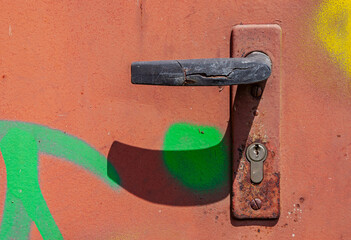 Türgriff mit Schloss und Schatten