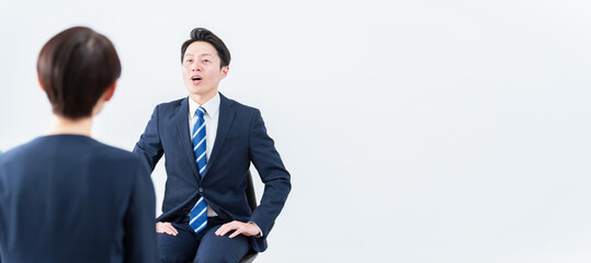 カウンセリングを受けるビジネスパーソン