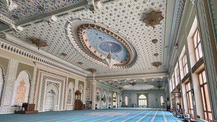 Obraz premium The beautiful interior decoration of a mosque in Tashkent, Uzbekistan 