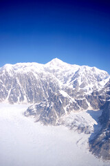 Fototapeta premium Snowy Peak of Denali under Clear Blue Sky