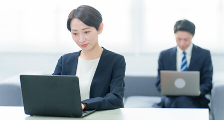 Obraz premium フリーアドレスでデスクワークをするビジネスパーソン