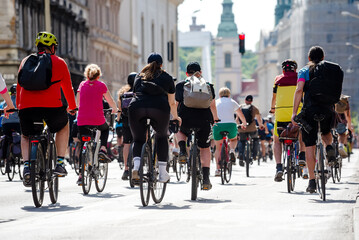 Obraz premium People riding bikes in the city