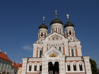 Obraz premium Alexander Nevsky orthodox Cathedral entrance in Tallinn, Estonia, taken during a lovely summer day while visiting the old town.