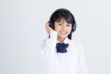 ヘッドフォンをする女の子