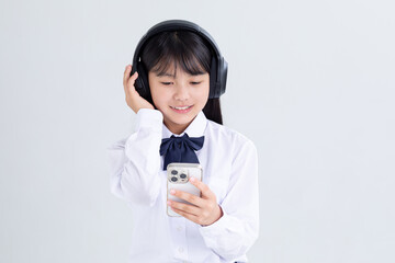 ヘッドフォンをする女の子