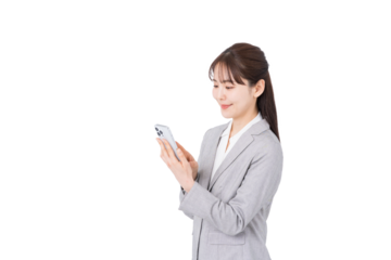 スマホを見るビジネスウーマン