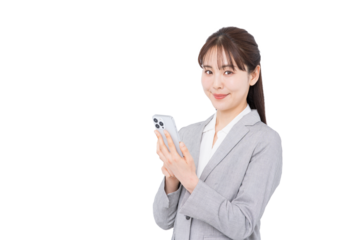 スマホを見るビジネスウーマン