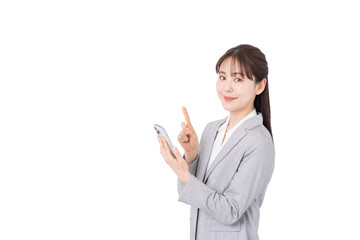 スマホを見るビジネスウーマン