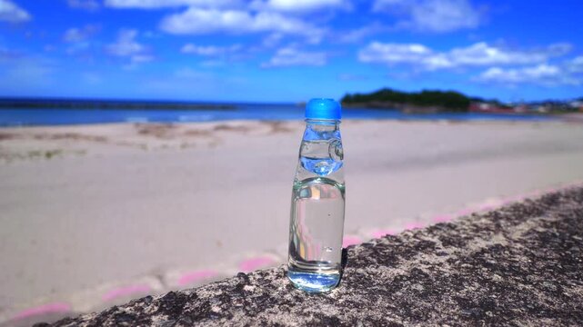 夏の海とラムネ