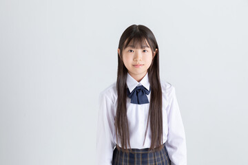 制服を着たロングヘアの小学生