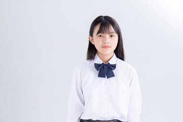 制服を着たロングヘアの小学生