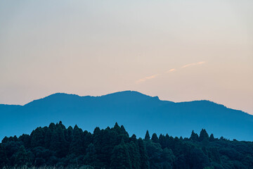 山に沈む夕日